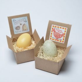 La lavande Egg Shaped French Milled Soap / Hen Labeled Box 75g?